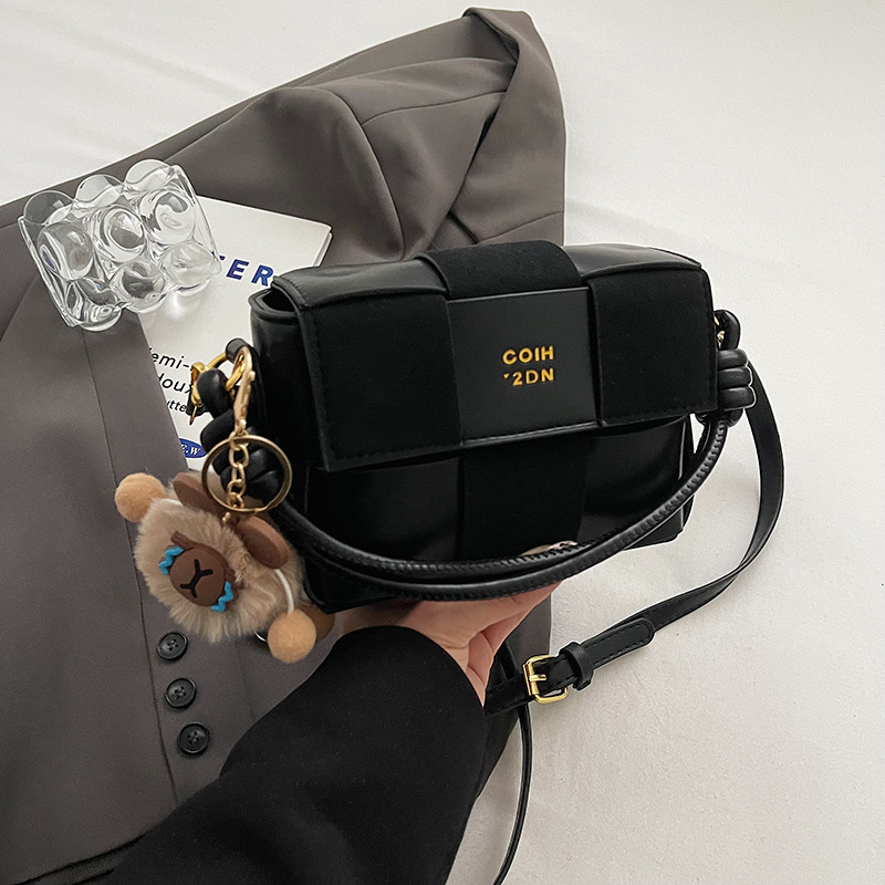 Crossbody torba preko ramena, PU materijal, horizontalni kvadratni oblik, poliester podstava, zatvaranje kapom (prostor za mobitel)