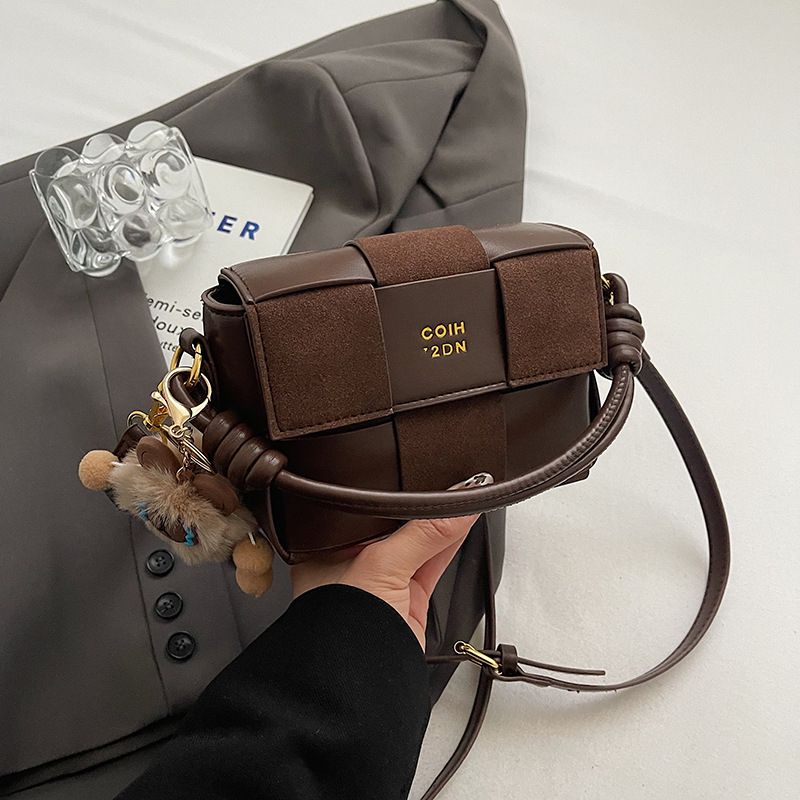 Crossbody torba preko ramena, PU materijal, horizontalni kvadratni oblik, poliester podstava, zatvaranje kapom (prostor za mobitel)