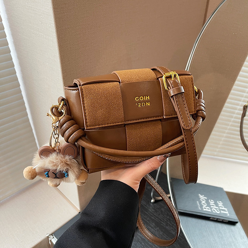 Crossbody torba preko ramena, PU materijal, horizontalni kvadratni oblik, poliester podstava, zatvaranje kapom (prostor za mobitel)