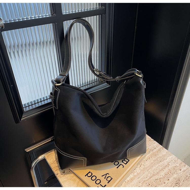 PU Tote torba - vertikalnog kvadratnog oblika, zatvarač, polyester podstava, jedna naramenica