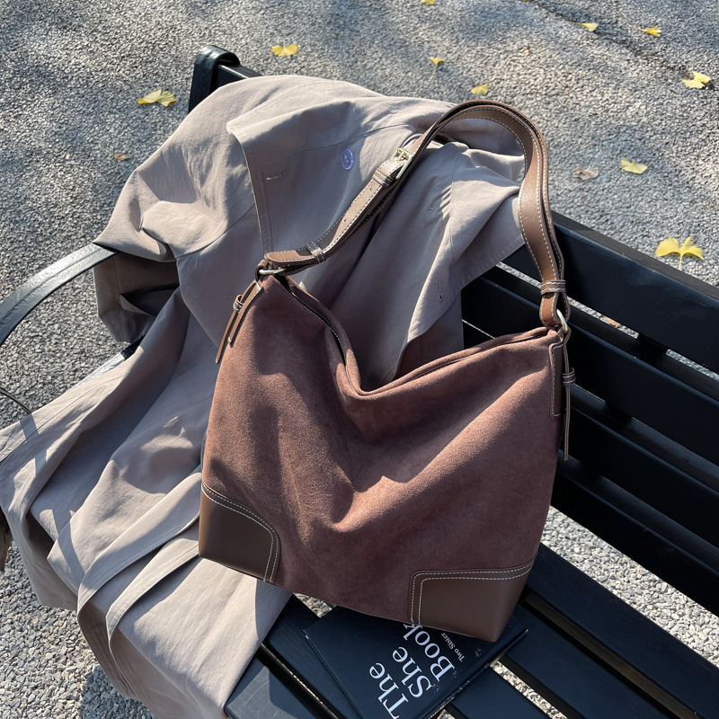 PU Tote torba - vertikalnog kvadratnog oblika, zatvarač, polyester podstava, jedna naramenica