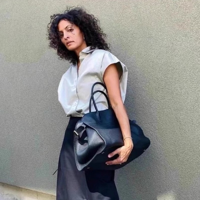 Tote torba - urbani minimalistički stil, PU materijal, pravokutnog oblika, džep sa zatvaračem, podstava od poliestera.