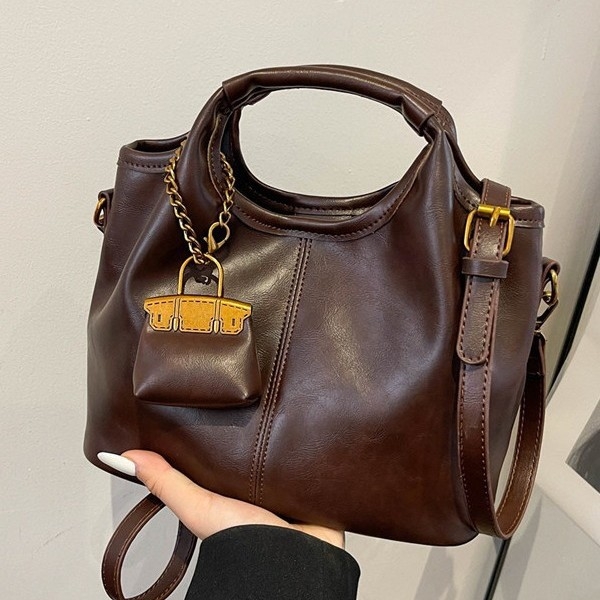 Bucket torba od PU, magnetsko zatvaranje, podstava od sintetičke kože, unutarnji ID džep