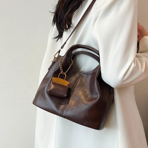 Bucket torba od PU, magnetsko zatvaranje, podstava od sintetičke kože, unutarnji ID džep