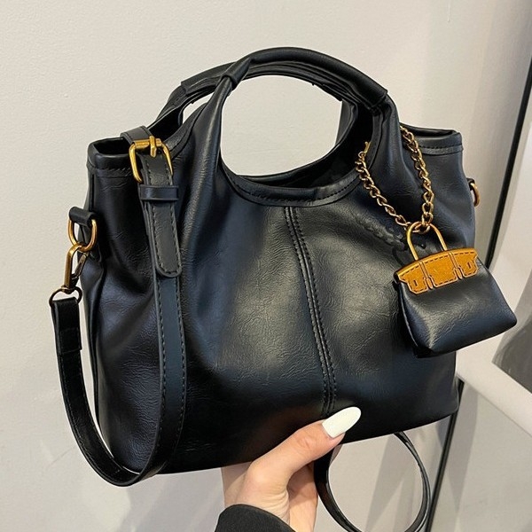 Bucket torba od PU, magnetsko zatvaranje, podstava od sintetičke kože, unutarnji ID džep