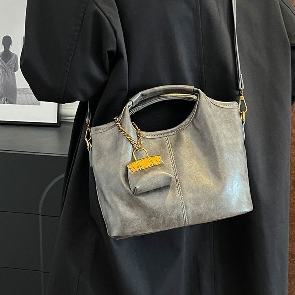 Bucket torba od PU, magnetsko zatvaranje, podstava od sintetičke kože, unutarnji ID džep