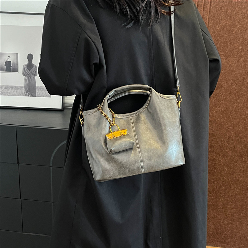 Bucket torba od PU, magnetsko zatvaranje, podstava od sintetičke kože, unutarnji ID džep