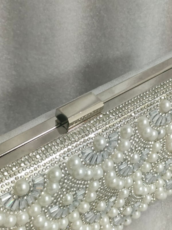 Clutch torba s lancem i šljokicama, mala kvadratna forma i džep za telefon