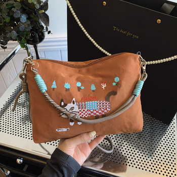 Krosbody torba preko jednog ramena – velik kapacitet, vodootporan materijal, izvezen motiv mačice, zatvarač, podstava od poliestera