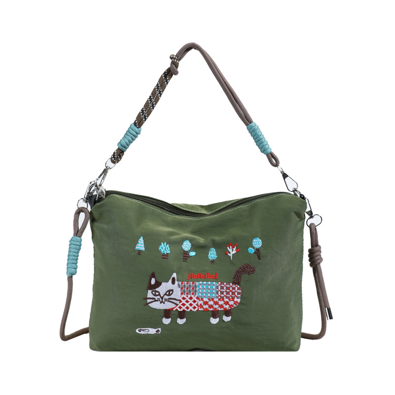 Krosbody torba preko jednog ramena – velik kapacitet, vodootporan materijal, izvezen motiv mačice, zatvarač, podstava od poliestera