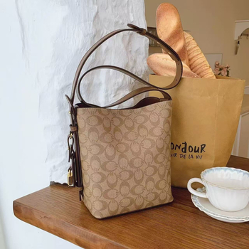 Torba za ramena u casual stilu, PVC materijal, zatvarač, podstava od Super fiber, izlazi Proljeće 2025