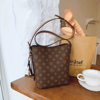 Torba za ramena u casual stilu, PVC materijal, zatvarač, podstava od Super fiber, izlazi Proljeće 2025