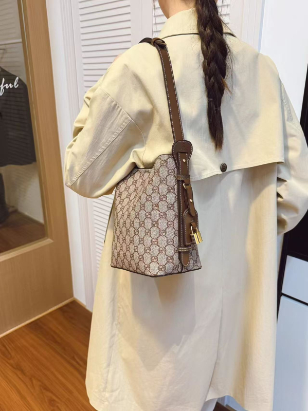 Torba za ramena u casual stilu, PVC materijal, zatvarač, podstava od Super fiber, izlazi Proljeće 2025