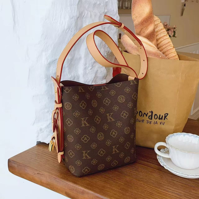 Torba za ramena u casual stilu, PVC materijal, zatvarač, podstava od Super fiber, izlazi Proljeće 2025