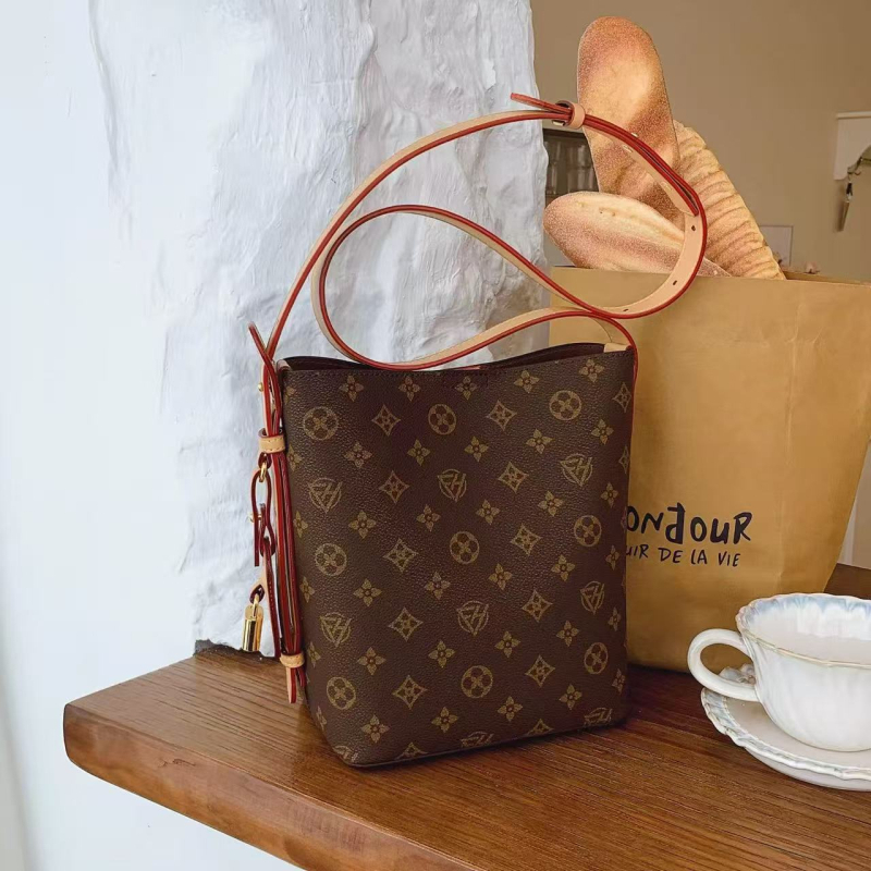 Torba za ramena u casual stilu, PVC materijal, zatvarač, podstava od Super fiber, izlazi Proljeće 2025