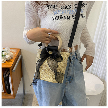 Vertikalna kvadratna torba od slame za nošenje preko ramena s magnetskim zatvaračem, PU podstava, ljeto 2025