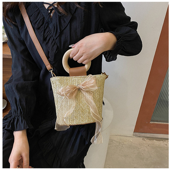 Vertikalna kvadratna torba od slame za nošenje preko ramena s magnetskim zatvaračem, PU podstava, ljeto 2025