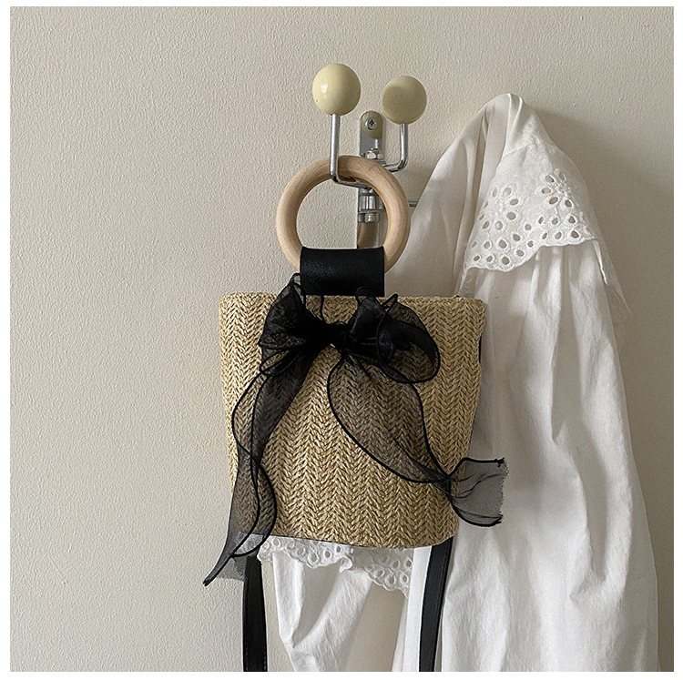 Vertikalna kvadratna torba od slame za nošenje preko ramena s magnetskim zatvaračem, PU podstava, ljeto 2025