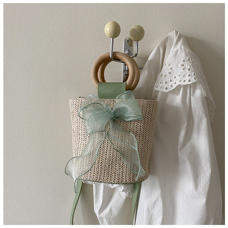 Vertikalna kvadratna torba od slame za nošenje preko ramena s magnetskim zatvaračem, PU podstava, ljeto 2025