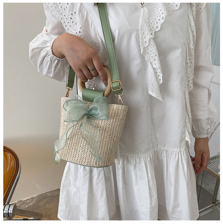 Vertikalna kvadratna torba od slame za nošenje preko ramena s magnetskim zatvaračem, PU podstava, ljeto 2025