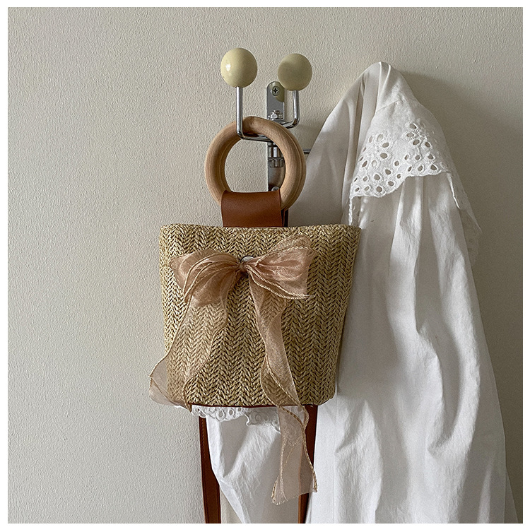 Vertikalna kvadratna torba od slame za nošenje preko ramena s magnetskim zatvaračem, PU podstava, ljeto 2025