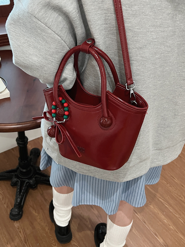 Belle Bird Bucket Bag: material PU, căptușeală poliester, deschidere cu fermoar, buzunar intern cu fermoar și buzunar pentru ID, design bucket