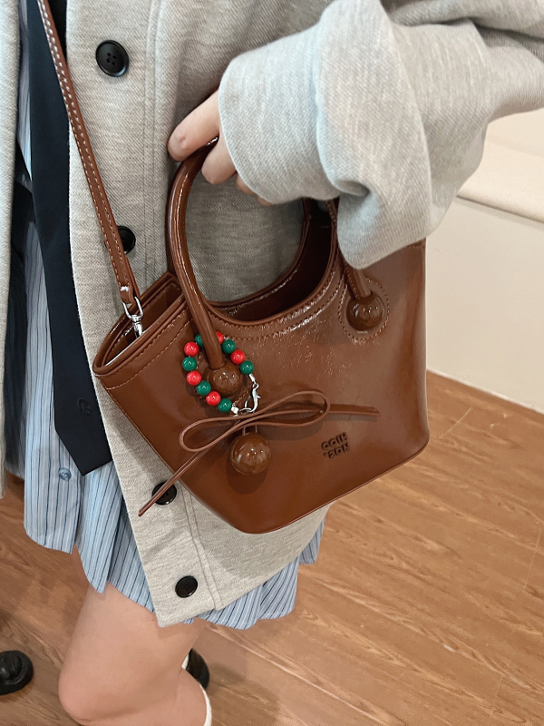 Belle Bird Bucket Bag: material PU, căptușeală poliester, deschidere cu fermoar, buzunar intern cu fermoar și buzunar pentru ID, design bucket