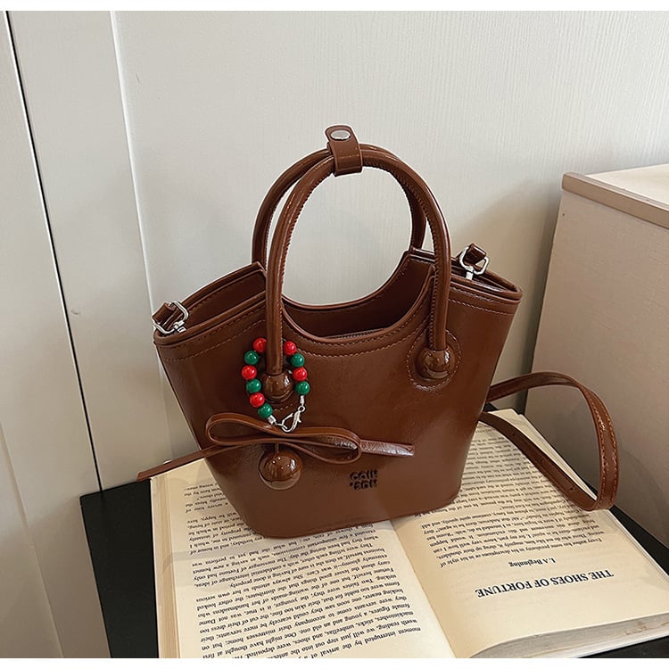 Belle Bird Bucket Bag: material PU, căptușeală poliester, deschidere cu fermoar, buzunar intern cu fermoar și buzunar pentru ID, design bucket