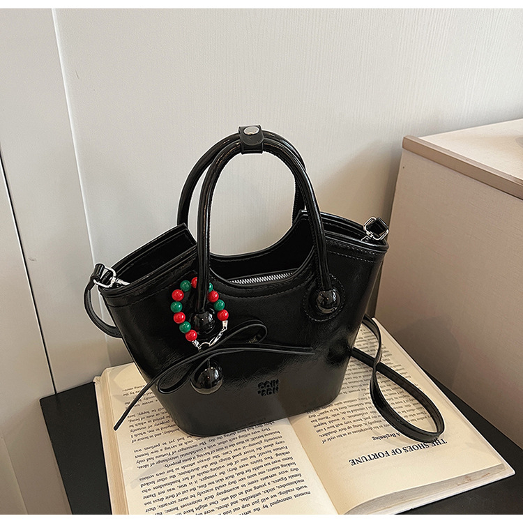 Belle Bird Bucket Bag: material PU, căptușeală poliester, deschidere cu fermoar, buzunar intern cu fermoar și buzunar pentru ID, design bucket