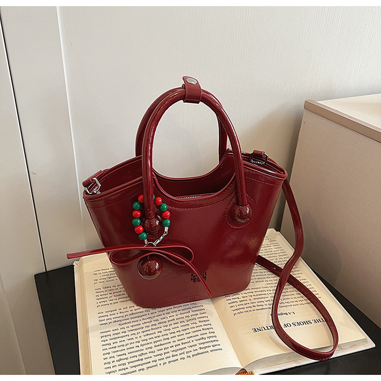 Belle Bird Bucket Bag: material PU, căptușeală poliester, deschidere cu fermoar, buzunar intern cu fermoar și buzunar pentru ID, design bucket