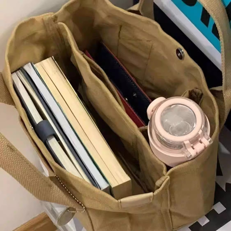 Platnena tote torba s unutarnjim džepovima za telefon, ID i kameru, magnetska kopča, vodoravni kvadratni oblik, dvostruka naramenica.