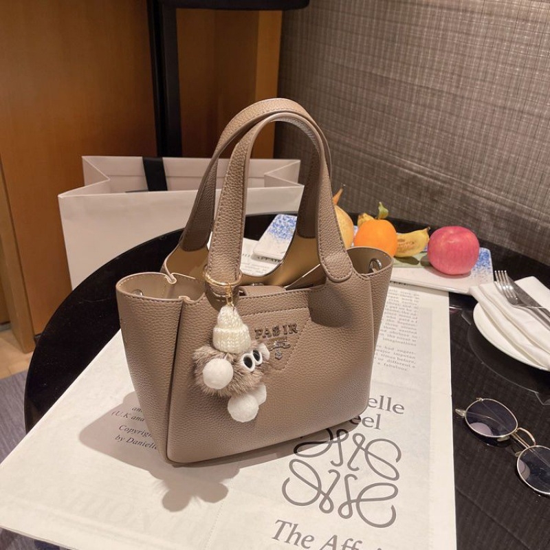 Torba za ramena — bucket bag stil, korduroj materijal, PU podstava, magnetsko zatvaranje, Fangzhi marka
