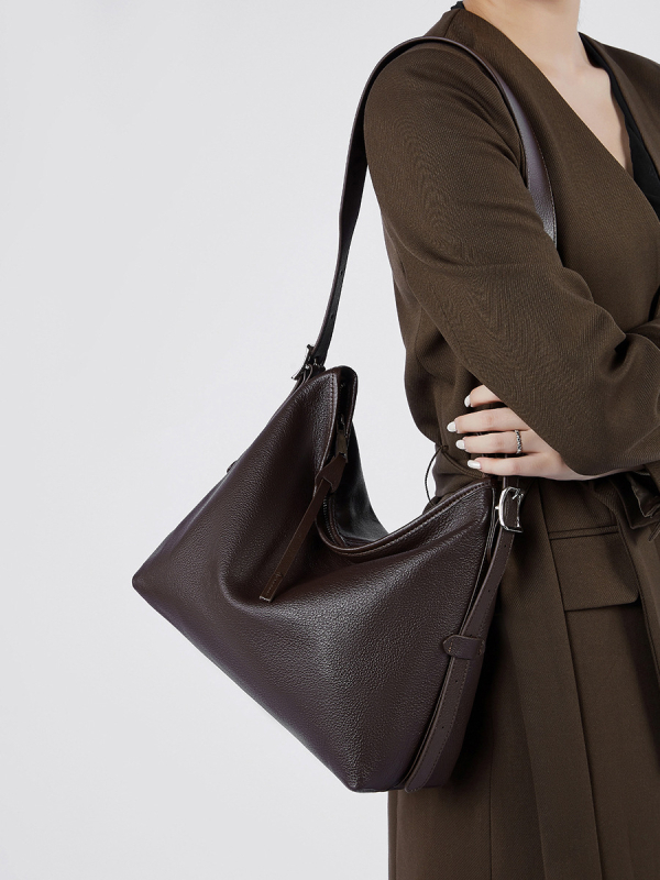 Ženska kožna crossbody torba, zima 2025 (Materijal: prava koža; Zatvaranje: zatvarač; Unutarnji džepovi: džep sa zatvaračem i džep za telefon; Remen: jedan remen; Sezona: zima 2025)