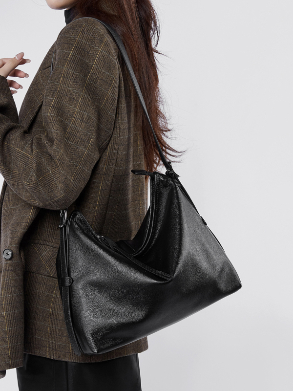 Ženska kožna crossbody torba, zima 2025 (Materijal: prava koža; Zatvaranje: zatvarač; Unutarnji džepovi: džep sa zatvaračem i džep za telefon; Remen: jedan remen; Sezona: zima 2025)