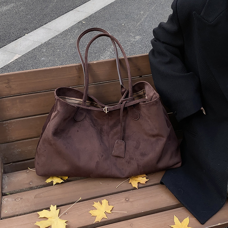 Ženska tote torba u urbanom minimalističkom stilu, PU materijal, vodoravni kvadratni oblik, magnetsko zatvaranje.