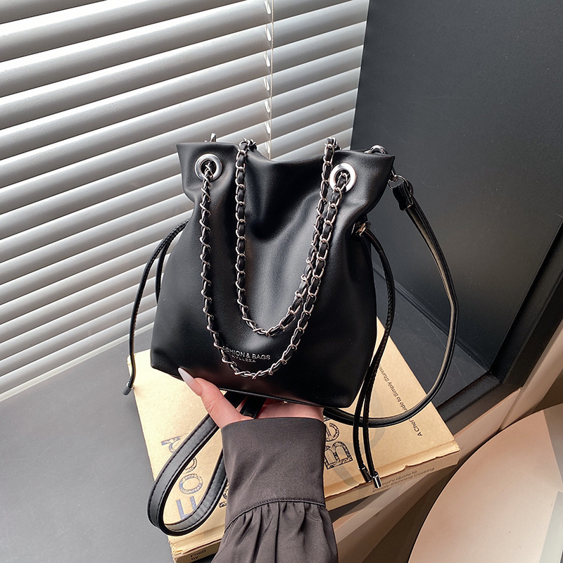 Bucket bag, gradski minimalistički dizajn, sintetička koža, magnetsko zatvaranje, podstava od poliestera, jedna naramenica