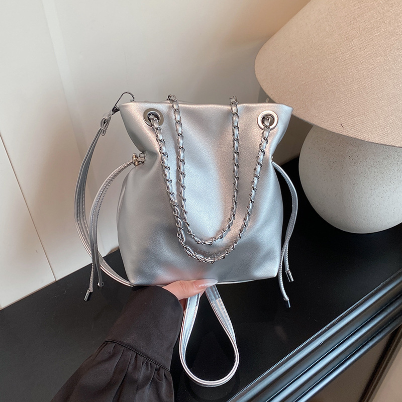 Bucket bag, gradski minimalistički dizajn, sintetička koža, magnetsko zatvaranje, podstava od poliestera, jedna naramenica