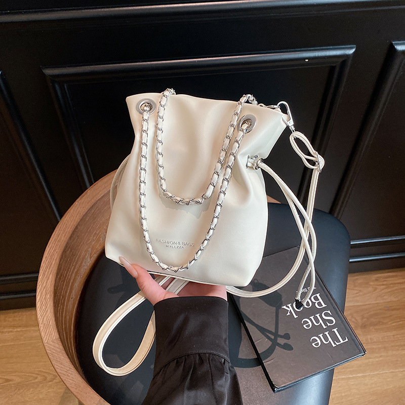 Bucket bag, gradski minimalistički dizajn, sintetička koža, magnetsko zatvaranje, podstava od poliestera, jedna naramenica