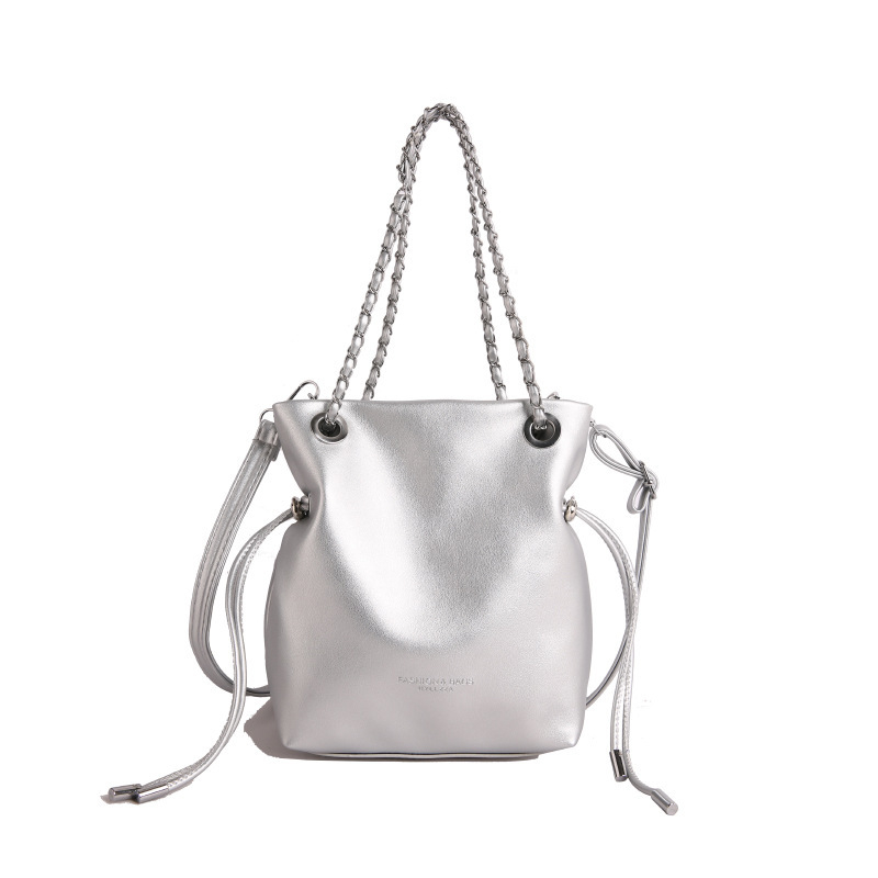 Bucket bag, gradski minimalistički dizajn, sintetička koža, magnetsko zatvaranje, podstava od poliestera, jedna naramenica