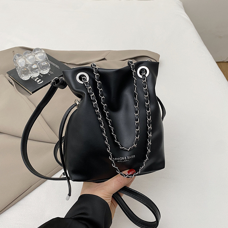 Bucket bag, gradski minimalistički dizajn, sintetička koža, magnetsko zatvaranje, podstava od poliestera, jedna naramenica