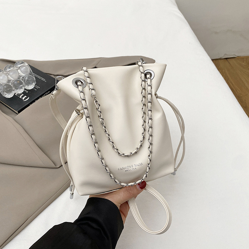 Bucket bag, gradski minimalistički dizajn, sintetička koža, magnetsko zatvaranje, podstava od poliestera, jedna naramenica