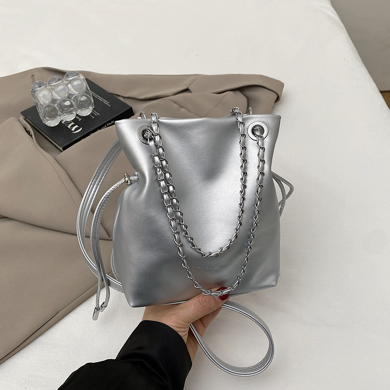 Bucket bag, gradski minimalistički dizajn, sintetička koža, magnetsko zatvaranje, podstava od poliestera, jedna naramenica