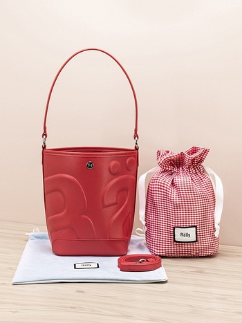 PU materijala bucket torba, magnetska kopča, reljefni detalji s slovima, podstava od super vlakana
