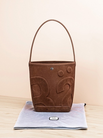 PU materijala bucket torba, magnetska kopča, reljefni detalji s slovima, podstava od super vlakana