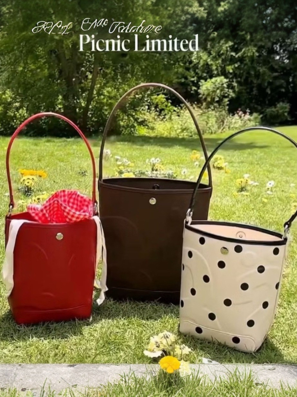 PU materijala bucket torba, magnetska kopča, reljefni detalji s slovima, podstava od super vlakana