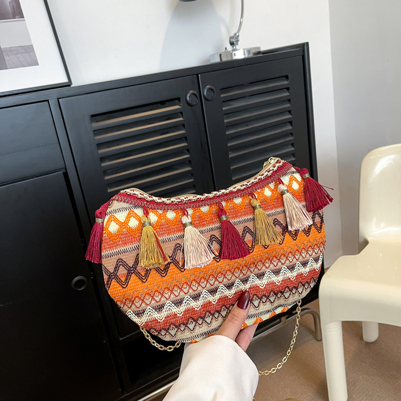 Crossbody torba u etničkom stilu s čipkastom tkaninom, s lancem, ovalnog oblika, zatvarač