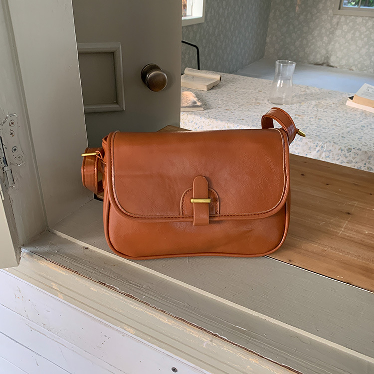 Ženska PU crossbody torba s malim kvadratnim dizajnom, vodoravni kvadratni oblik, zatvaranje na zip, unutarnja džep sa zipom, torba s poklopcem.