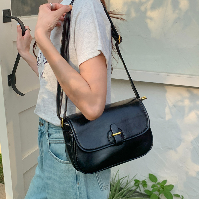 Ženska PU crossbody torba s malim kvadratnim dizajnom, vodoravni kvadratni oblik, zatvaranje na zip, unutarnja džep sa zipom, torba s poklopcem.