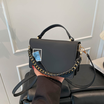 PU crossbody torbica u urbanom minimalističkom stilu, horizontalnog kvadratnog oblika, nylon podstava, unutarnji džep sa zatvaračem
