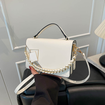 PU crossbody torbica u urbanom minimalističkom stilu, horizontalnog kvadratnog oblika, nylon podstava, unutarnji džep sa zatvaračem